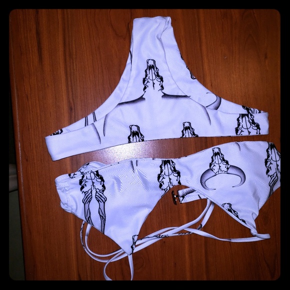 Bikini - Picture 1 of 2